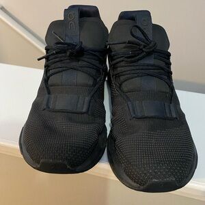 On cloud nova mens 7 womens 8.5